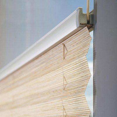 Detaliu textil plisat în acordeon și șina din aluminiu a pliseului