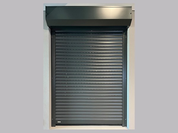 Rulou exterior din aluminiu antracit Barrier, complet coborât peste fereastră