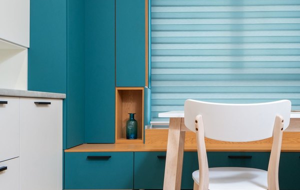 Roletă cu casetă ultra-slim din aluminiu eloxat montată pe cerceveaua ferestrei PVC