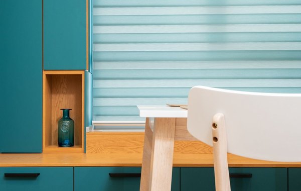 Roletă Qbox cu casetă dreaptă și ghidaje cu linii drepte, design minimalist pe fereastră