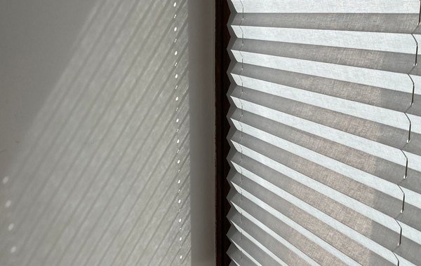 Roletă skylight ghidată lateral montată pe fereastra înclinată de mansardă