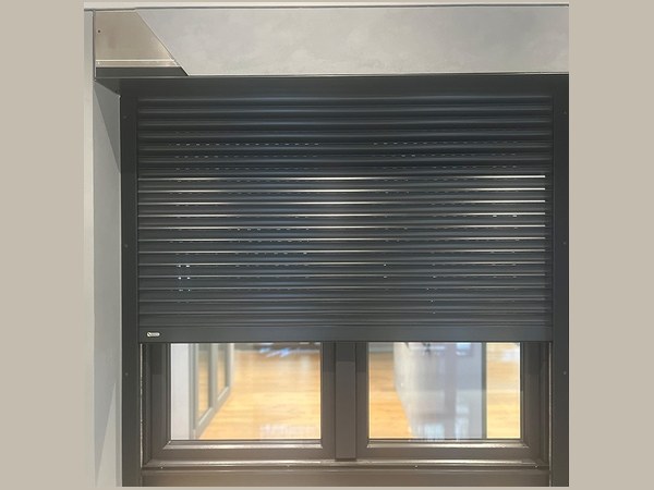 Rulou exterior suprapus Barrier cu casetă mascată în tencuială, aluminiu antracit