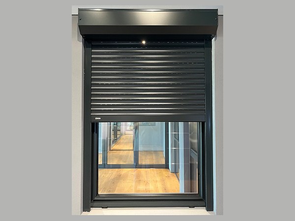 Rulou exterior din aluminiu antracit Barrier, parțial ridicat, montaj aplicat peste fereastră