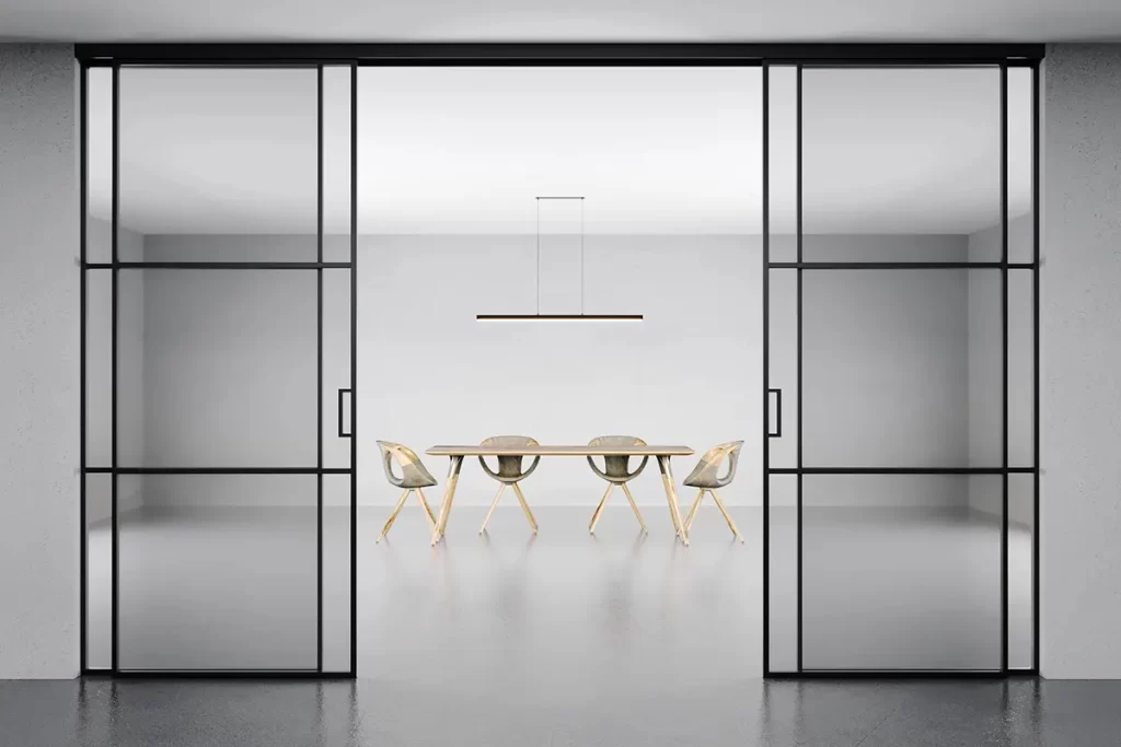 Perete glisant din sticlă într-un interior modern